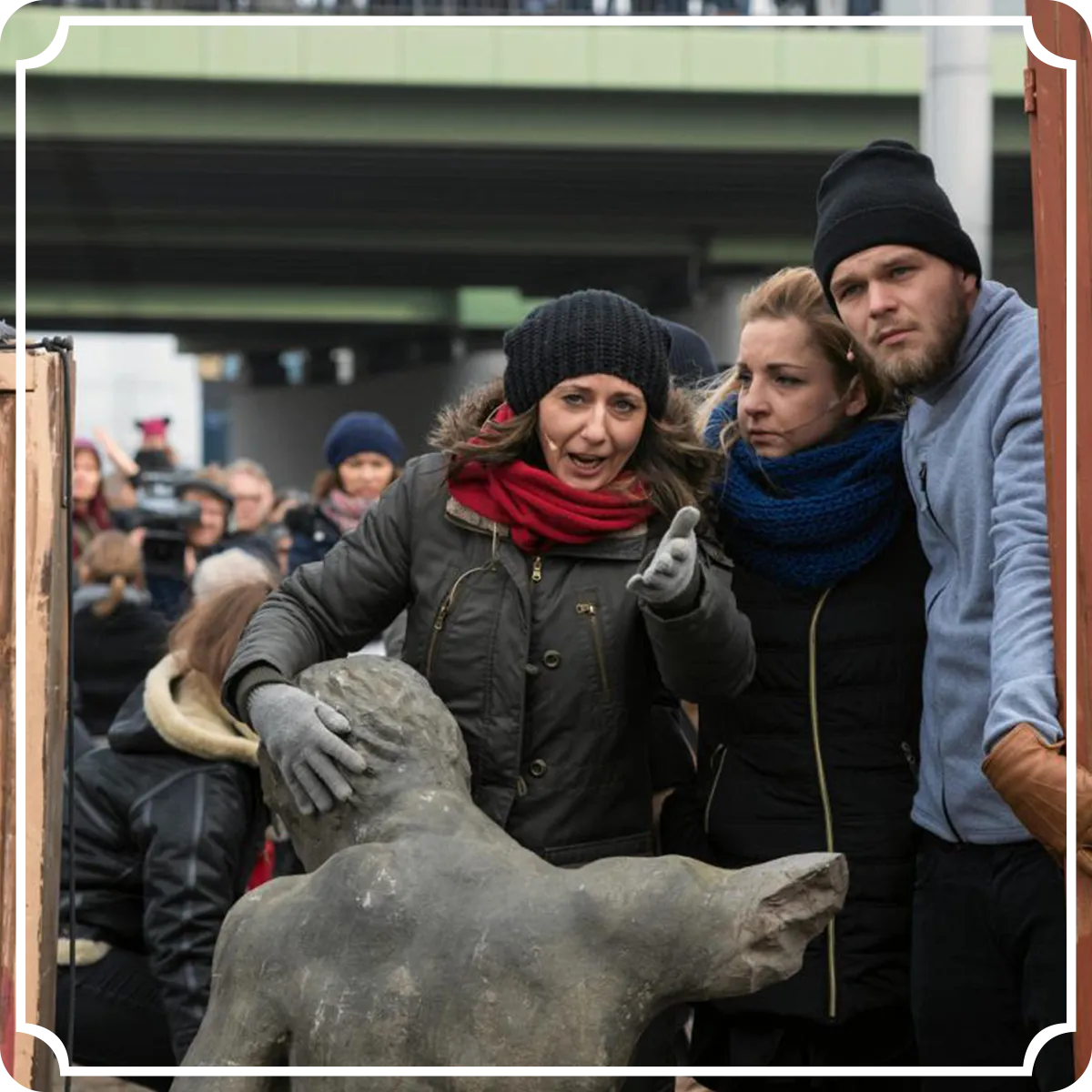 Monika Chrząstowska Performance Spakowani czyli krótka historia o tym czego nie zabrali