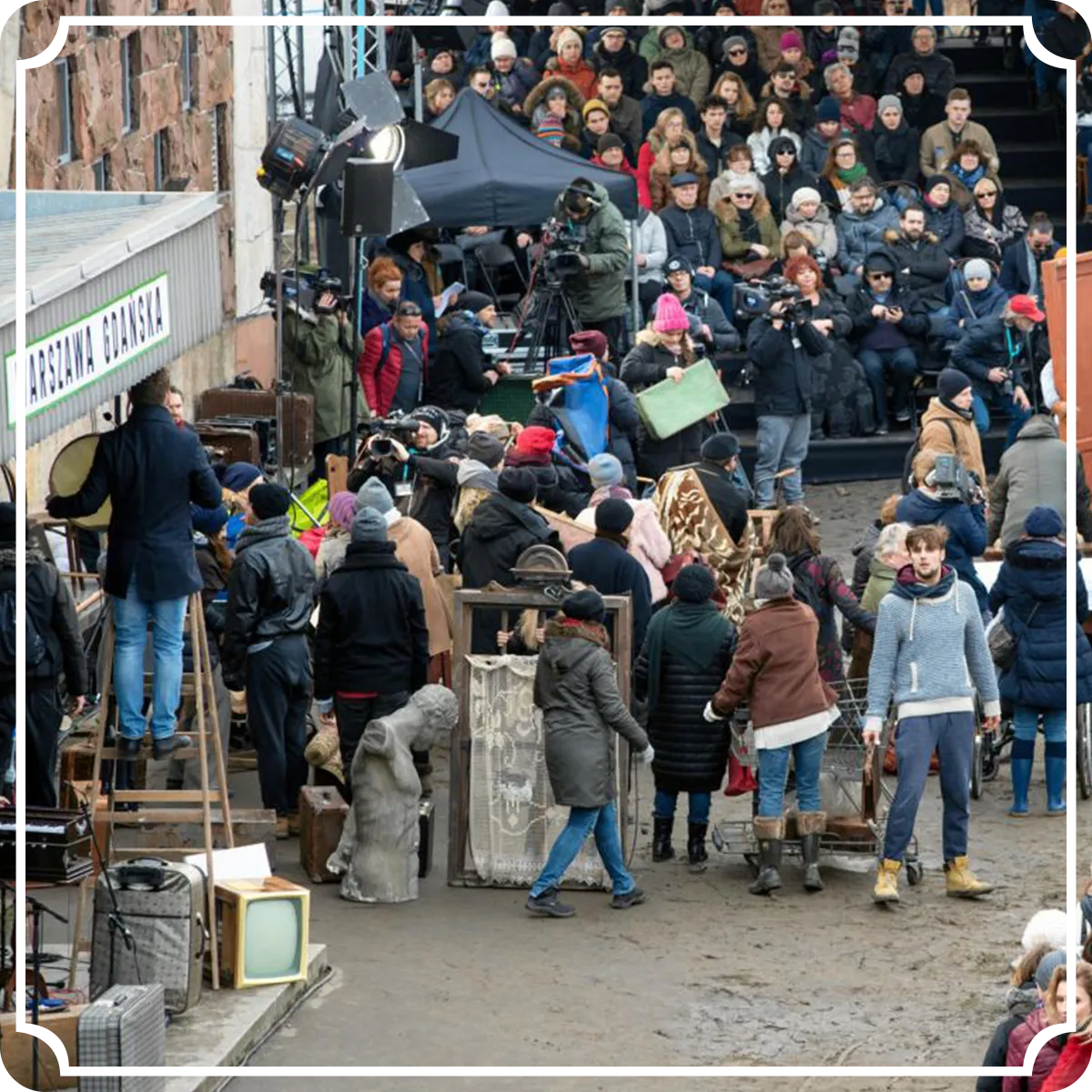 Monika Chrząstowska Performance Spakowani czyli krótka historia o tym czego nie zabrali